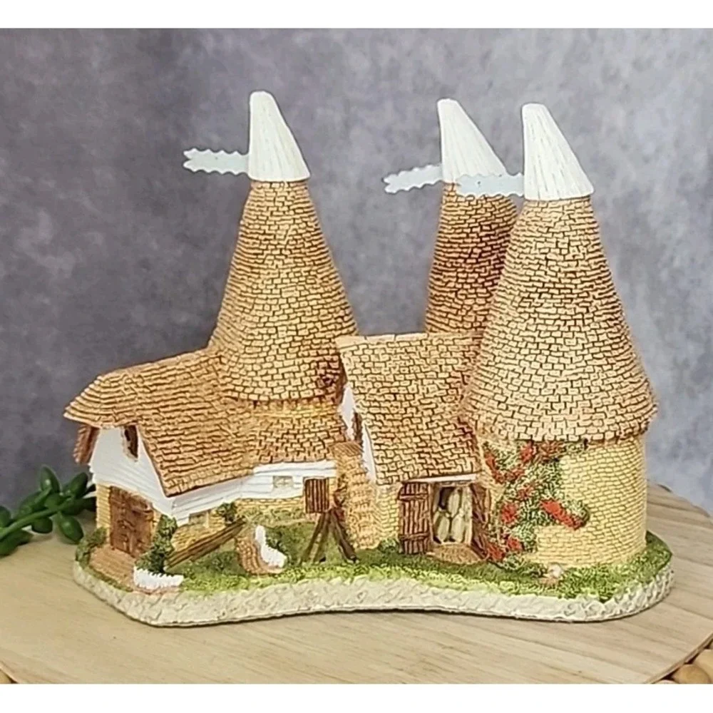 David Winter Triple Oast House by John Hine 1981 Figurine‎ Cottages